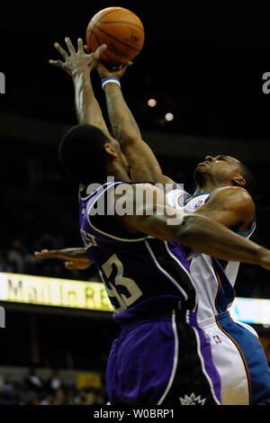 Washington Wizards guard DeShawn Stevenson (2) Kerben in der ersten Hälfte gegen die Sacramento Kings, Ron Artest (93) Am 22. Februar 2007, im Verizon Center in Washington, D.C. (UPI Foto/Mark Goldman) Stockfoto