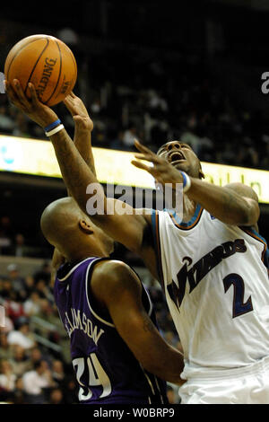 Washington Wizards guard DeShawn Stevenson (2) ist verschmutzt, wie er Kerben in der ersten Hälfte von Sacramento Kings vorwärts Corliss Williamson (34) Am 22. Februar 2007, im Verizon Center in Washington, D.C. (UPI Foto/Mark Goldman) Stockfoto