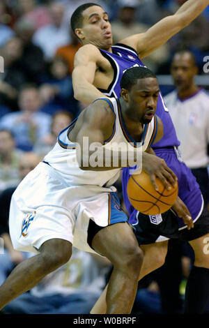 Washington Wizards Schutz Gilbert Arenas (0) fährt um Sacramento Kings guard Kevin Martin (23) in der zweiten Hälfte am 22. Februar 2007, im Verizon Center in Washington, D.C. Die Zauberer die Könige 109-106 besiegt. (UPI Foto/Mark Goldman) Stockfoto