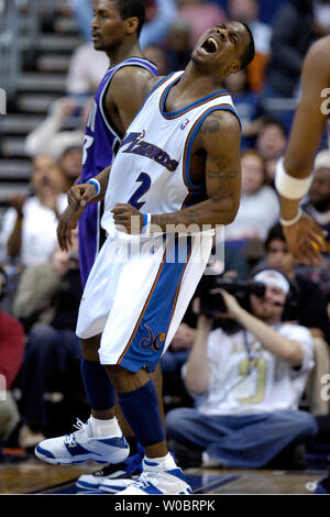 Washington Wizards guard DeShawn Stevenson (2) reagiert, nachdem man sich in der zweiten Hälfte gegen die Sacramento Kings guard Kevin Martin (23) Am 22. Februar 2007, im Verizon Center in Washington, D.C. Die Zauberer die Könige 109-106 besiegt verschmutzt ist. (UPI Foto/Mark Goldman) Stockfoto