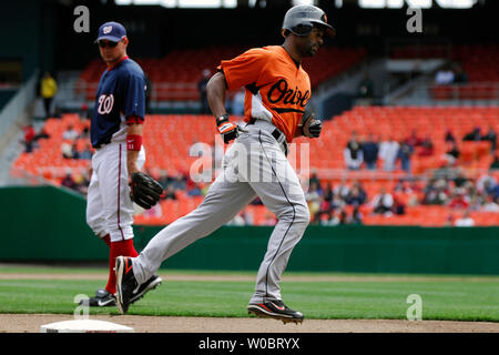 Baltimore Orioles Mittelfeldspieler Corey Patterson (R) runden dritten Base nach einem solo Home Run im vierten Inning als Washington Staatsangehörige dritter Basisspieler Ryan Zimmerman (L) am 31. März 2007 am RFK Stadium in Washington Uhren im letzten Frühling Training Spiel vor Beginn der regulären Saison. Die Orioles besiegt die Angehörigen 6-3. (UPI Foto/Mark Goldman) Stockfoto