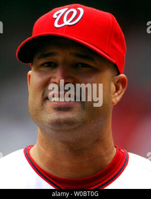 Washington Nationals Manager Manny Acta nimmt das Feld zum ersten Mal am Eröffnungstag im Spiel gegen die Florida Marlins am 2. April 2007 am RFK Stadium in Washington. (UPI Foto/Mark Goldman) Stockfoto