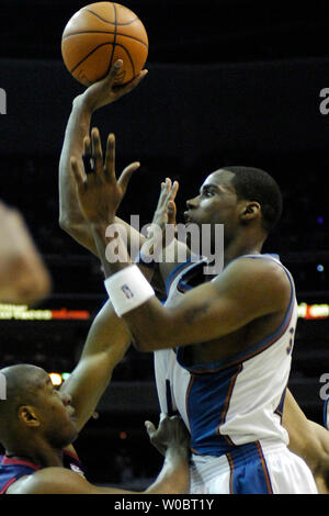Washington Wizards forward Antawn Jamison (4) Kerben zwei seiner 21 erste Hälfte Punkte gegen die Cleveland Cavaliers guard Eric Schnee (L) am 6. April 2007, im Verizon Center in Washington, D.C. (UPI Foto/Mark Goldman) Stockfoto