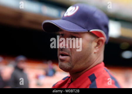 Washington Nationals Manager Manny Acta Autogramme für die Fans vor dem Spiel gegen die Arizona Diamondbacks am 8. April 2007 am RFK Stadium in Washington. (UPI Foto/Mark Goldman) Stockfoto