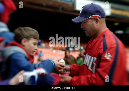 Washington Nationals Manager Manny Acta Autogramme für die Fans vor dem Spiel gegen die Arizona Diamondbacks am 8. April 2007 am RFK Stadium in Washington. (UPI Foto/Mark Goldman) Stockfoto
