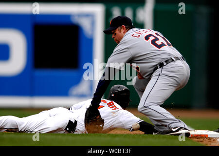 Baltimore Orioles Second Baseman Brian Roberts (1) Folien sicher zurück in die First Base im dritten Inning als die Aufnahme Throw ist von Detroit Tiger erste Basisspieler Sean Casey (21) Am 9. April 2007 bei der Orioles Park at Camden Yards, Baltimore, MD. Die Orioles besiegt die Tiger in ihrem Hauptöffner 6-2. (UPI Foto/Mark Goldman) Stockfoto