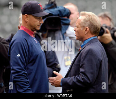 Gary Thorne, Baltimore Orioles Fernsehenansager auf der MASN Netzwerk (R) spricht zu Boston Red Sox Manager Terry Francona (L) am 26. April 2007 an der Orioles Park at Camden Yards, Baltimore. Am Mittwoch, Thorne sagte während seiner Sendung der Roten Sox-Orioles Spiel, Boston aushilfsfangfederblech Doug Mirabelli zugegeben, dass Curt Schilling's blutige Socke in der Nachsaison 2004 eine Falschmeldung war. Mirabelli überhaupt verweigert Gespräch mit Thorne, der Boston Globe, die Thorne Kommentar war "eine Gerade liegen." (UPI Foto/Mark Goldman) Stockfoto