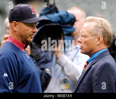 Gary Thorne, Baltimore Orioles Fernsehenansager auf der MASN Netzwerk (R) spricht zu Boston Red Sox Manager Terry Francona (L) am 26. April 2007 an der Orioles Park at Camden Yards, Baltimore. Am Mittwoch, Thorne sagte während seiner Sendung der Roten Sox-Orioles Spiel, Boston aushilfsfangfederblech Doug Mirabelli zugegeben, dass Curt Schilling's blutige Socke in der Nachsaison 2004 eine Falschmeldung war. Mirabelli überhaupt verweigert Gespräch mit Thorne, der Boston Globe, die Thorne Kommentar war "eine Gerade liegen." (UPI Foto/Mark Goldman) Stockfoto