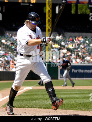 Baltimore Orioles erste Basisspieler Kevin Millar (15) tritt seinen Hieb nach dem Markanten im sechsten Inning gegen Cleveland Indians pitcher Fausto Carmona am 7. Mai 2007 an Orioles Park at Camden Yards, Baltimore. Die Inder besiegten die Orioles 10-1. (UPI Foto/Mark Goldman) Stockfoto