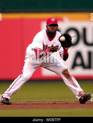 Washington Nationals shortstop Cristian Guzman Felder einen Ball und werfen Sie aus Florida Marlins linker Feldspieler Josh Willingham im zweiten Inning am 11. Mai 2007 am RFK Stadium in Washington. Die Angehörigen besiegten die Marlins 6-0. (UPI Foto/Mark Goldman) Stockfoto