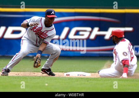 Atlanta Braves shortstop Edgar Renteria (11) empfängt das Werfen als Washington Nationals shortstop Cristian Guzman (15) stiehlt die zweite Basis im achten Inning am RFK Stadium in Washington am 17. Mai 2007. Die Angehörigen besiegten die Braves 4-3. (UPI Foto/Mark Goldman) Stockfoto