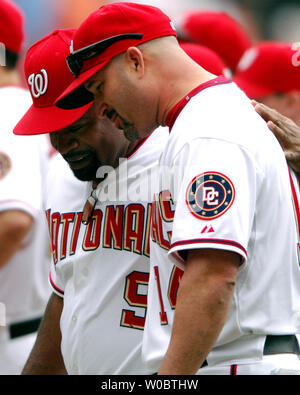 Washington Nationals Manager Manny Acta (R) gratuliert durch Schlagen Trainer Lenny Harris (L) am RFK Stadium in Washington am 17. Mai 2007. Die Angehörigen besiegten die Braves 4-3. (UPI Foto/Mark Goldman) Stockfoto