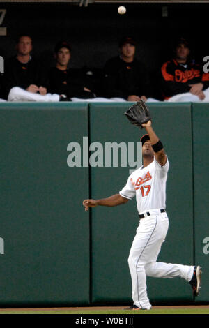 Baltimore Orioles Mittelfeldspieler Corey Patterson macht eine laufende fangen auf einer Kugel von der Toronto Blue Jays Designated Hitter Frank Thomas im zweiten Inning schlug am 23. Mai 2007 An Orioles Park at Camden Yards, Baltimore. (UPI Foto/Mark Goldman) Stockfoto