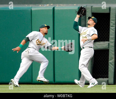 Oakland Athletics rechter Feldspieler Nick Swisher (l) macht einen Haken vor mittelfeldspieler Hiram Bocachica (l) Die ersten Inning auf einer Kugel, die von Baltimore Orioles catcher Ramon Hernandez am 25. Mai 2007 bis zum Ende der Orioles Park at Camden Yards, Baltimore. (UPI Foto/Mark Goldman) Stockfoto