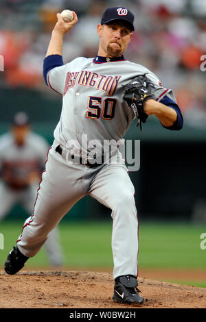 Washington Nationals Krug Krug Jason Simontacchi Plätze im ersten Inning gegen die Baltimore Orioles am 14. Juni 2007 an Orioles Park at Camden Yards, Baltimore. Simontacchi ging sieben Innings, die einen Lauf für seinen vierten Sieg des Jahres wie die Staatsangehörigen der Orioles 3-1 im Inter besiegt - Liga spielen. (UPI Foto/Mark Goldman) Stockfoto