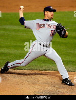 Washington Nationals Krug Krug Jason Simontacchi Plätze im fünften Inning gegen die Baltimore Orioles am 14. Juni 2007 an Orioles Park at Camden Yards, Baltimore. Simontacchi ging sieben Innings, die einen Lauf für seinen vierten Sieg des Jahres wie die Staatsangehörigen der Orioles 3-1 im Inter besiegt - Liga spielen. (UPI Foto/Mark Goldman) Stockfoto