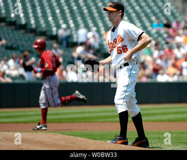 Baltimore Orioles Krug Brian Burres (56) steht auf dem Damm wie Arizona Diamondbacks linken Feldspieler Eric Byrnes kreisen die Grundlagen nach der Kollision mit einem solo Home Run im ersten Inning am 17. Juni 2007 an Orioles Park at Camden Yards, Baltimore. Die Diamantmarkierungen besiegten die Orioles 6-4 in Inter-Liga spielen eine drei Spielschleife abzuschließen. (UPI Foto/Mark Goldman) Stockfoto