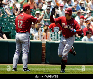 Arizona Diamondbacks linken Feldspieler Eric Byrnes (R) gratuliert durch Dritte base Coach Chip Hale, nachdem er einen solo Home Run aus dem ersten Inning gegen Baltimore Orioles Krug Brian Burres am 17. Juni 2007 Leitung bei Orioles Park at Camden Yards, Baltimore. Die Diamantmarkierungen besiegten die Orioles 6-4 in Inter-Liga spielen eine drei Spielschleife abzuschließen. (UPI Foto/Mark Goldman) Stockfoto