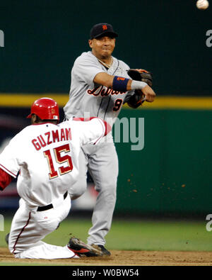 Detroit Tiger shortstop Carlos Guillen (9) Macht ein werfen zuerst einen Double Play als Washington Nationals shortstop Cristian Guzman (15) gleitet in die zweite Basis der fünften Inning am 20. Juni 2007 am RFK Stadium in Washington zu Ende. (UPI Foto/Mark Goldman) Stockfoto