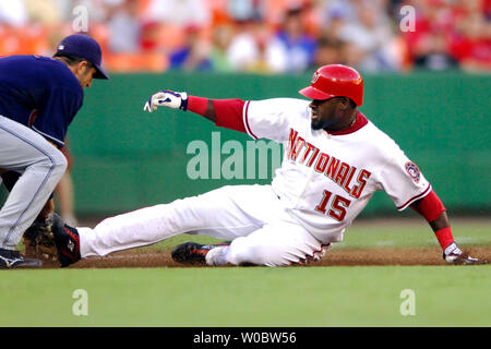 Washington Nationals shortstop Cristian Guzman (15) Folien sicher in Cleveland dritter Basisspieler Inder, die auf einem einzigen von Felipe Lopez im ersten Inning am 22. Juni 2007 am RFK Stadium in Washington. (UPI Foto/Mark Goldman) Stockfoto