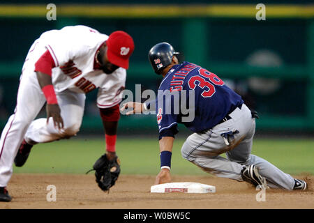 Cleveland Indians rechter Feldspieler Franklin Gutierrez (38) stiehlt die zweite Basis im vierten Inning als Washington Nationals shortstop Cristian Guzman Felder Ende der am 22. Juni 2007 am RFK Stadium in Washington werfen. (UPI Foto/Mark Goldman) Stockfoto