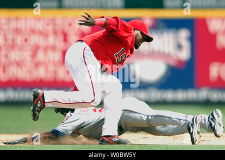 Washington Nationals shortstop Cristian Guzman (15) Tags aus Cleveland Indians zweiter Basisspieler Josh Barfield auf einem gestohlenen Basis versuchen, den fünften Inning am 24. Juni 2007 am RFK Stadium in Washington zu Ende. Die Angehörigen besiegten die Inder 3-1. (UPI Foto/Mark Goldman) Stockfoto