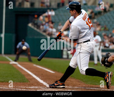 Baltimore Orioles erste Basisspieler Aubrey Huff Hits in Feldspieler eine Wahl, die Kerben zweiter Basisspieler Brian Roberts im ersten Inning gegen die Chicago White Sox Pitcher Jon Garland bei Orioles Park at Camden Yards, Baltimore am 12. Juli 2007. (UPI Foto/Mark Goldman) Stockfoto