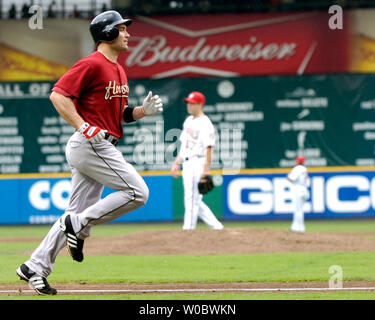 Houston Astros rechter Feldspieler Luke Scott (L) kommt zum Ergebnis, nachdem er einen solo Home Run im fünften Inning als Washington Nationals Krug Jason Bergmann auf dem Damm am 18. Juli 2007 am RFK Stadium in Washington wartet. Die Angehörigen besiegten die Astros 7-6. (UPI Foto/Mark Goldman) Stockfoto