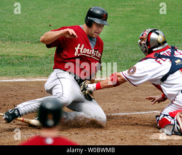 Houston Astros erste Basisspieler Lance Berkman (L) ist auf der Platte zu zählen der Bindevorgang starten Im siebten Inning als Er ist gekennzeichnet durch die Washington Nationals catcher Jesus Flores (R) am 18. Juli 2007 am RFK Stadium in Washington. Die Angehörigen besiegten die Astros 7-6. (UPI Foto/Mark Goldman) Stockfoto