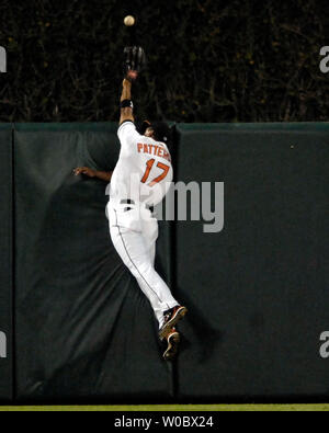 Baltimore Orioles Mittelfeldspieler Corey Patterson (17) springt an der Wand ist nicht in der Lage, ein solo Haus von Tampa Bay Devil Rays zweite Basisspieler Josh Wilson im dritten Inning bei Orioles Park at Camden Yards, Baltimore am 30. August 2007 zu fangen. (UPI Foto/Mark Goldman) Stockfoto