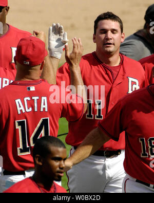Washington Staatsangehörige dritter Basisspieler Ryan Zimmerman (11) ist durch seine Mannschaftskameraden angepöbelt und gratulierte durch Manager Manny Acta (14) nach Auftreffen auf ein RBI zu zählen shortstop Felipe Lopez mit der gewinnenden Run im neunten Inning gegen die San Francisco Giants am 2. September 2007 am RFK Stadium in Washington. Die Angehörigen die Riesen besiegte 2-1. (UPI Foto/Mark Goldman) Stockfoto