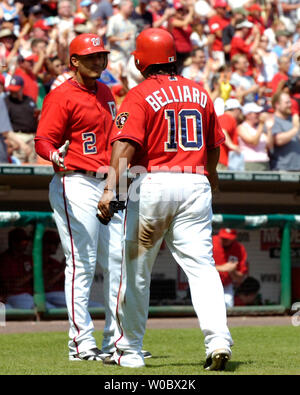 Washington Nationals zweiter Basisspieler Ronnie Belliard (10) gratuliert von shortstop Felipe Lopez (2) Nach dem Scoring auf einem RBI triple durch Mittelfeldspieler Nook Logan im dritten Inning am 2. September 2007 am RFK Stadium in Washington. Die Angehörigen die Riesen besiegte 2-1. (UPI Foto/Mark Goldman) Stockfoto
