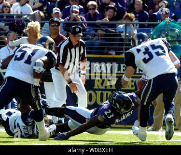 Baltimore Ravens zurück Willis McGahee laufen (23) Kerben auf einem 6 Yard im zweiten Quartal gegen die St. Louis Rams laufen am 14. Oktober 2007 bei M&T Bank Stadium in Baltimore, Maryland. (UPI Foto/Mark Goldman) Stockfoto