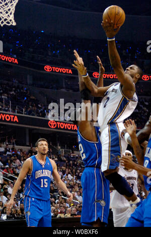 Washington Wizards guard DeShawn Stevenson (2) Kerben zwei Punkte in der ersten Hälfte gegen Orlando Magic center Dwight Howard (12) am 3. November 2007, im Verizon Center in Washington, D.C. (UPI Foto/Mark Goldman) Stockfoto