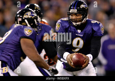Baltimore Ravens Quarterback Steve McNair (9) Hände weg zu laufen zurück Willis McGahee (23) Im dritten Quartal gegen die Cincinnati Bengals am 11. November 2007 bei M&T Bank Stadium in Baltimore, Maryland. Die Bengals besiegten die Ravens 21-7. (UPI Foto/Mark Goldman) Stockfoto