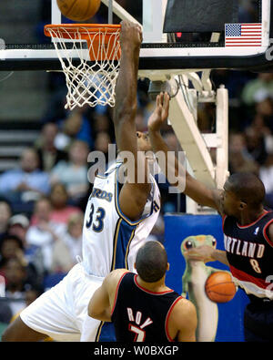 Washington Wizards Zentrum Brendan Haywood (33) ist verschmutzt durch Portland Trailblazers 'Martell Webster (8) in der ersten Hälfte am 17. November 2007, im Verizon Center in Washington, D.C. (UPI Foto/Mark Goldman) Stockfoto