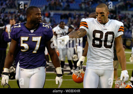 Baltimore Ravens linebacker Bart Scott (57) Geht weg vom Feld mit Cleveland Browns festes Ende Kellen Winslow (80) am Ende des Spiels am 18. November 2007 bei M&T Bank Stadium in Baltimore, Maryland. Das Braun besiegten die Ravens 33-30 in den überstunden. (UPI Foto/Mark Goldman) Stockfoto