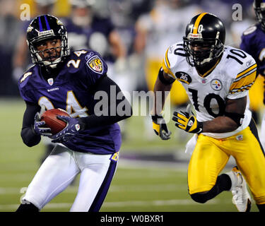 Baltimore Ravens cornerback David Pittman (24) fängt einen Pass zu spät im vierten Quartal durch Quarterback Charlie Batch geworfen, die für wide receiver Santonio Holmes (10) am 30 Dezember, 2007 bei M&T Bank Stadium in Baltimore, Maryland. Die Ravens besiegten die Steelers 27-21. (UPI Foto/Mark Goldman) Stockfoto