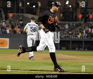 Baltimore Orioles erste Basisspieler Kevin Millar (15) runden die Grundlagen nach der Kollision mit einem solo Home Run im fünften Inning gegen vereinbaren Seemänner pitcher Jarrod Washburn (56) an der Orioles Park at Camden Yards, Baltimore am 4. April 2008. (UPI Foto/Mark Goldman) Stockfoto