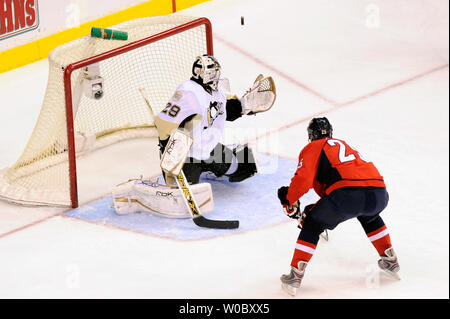 Washington Capitals center Viktor Kozlov (25) von Russland feuert einen Schuß auf Ziel während ein Machtspiel in der ersten Periode, die Pittsburgh Penguins goalie Treber - Andre Fleury (29) Am 9. März 2008 gespeichert ist bei Verizon Center in Washington, D.C. (UPI Foto/Mark Goldman) Stockfoto