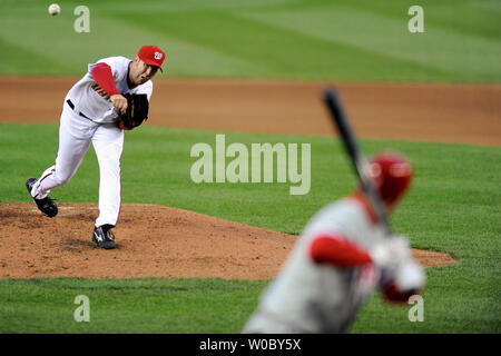 Washington Nationals Krug Jason Bergmann (57) Plätze im 4. Inning zu Philadelphia Phillies linken Feldspieler Pat Burrell am 20. Mai 2008 in Washington Nationals Park. Die Phillies besiegt die Angehörigen 1-0. (UPI Foto/Mark Goldman) Stockfoto