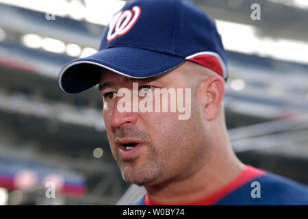 Washington Nationals Manager Manny Acta wartet auf das Feld vor dem Spiel gegen die San Francisco Giants am 6. Juni 2008 in Washington Nationals Park. (UPI Foto/Mark Goldman) Stockfoto