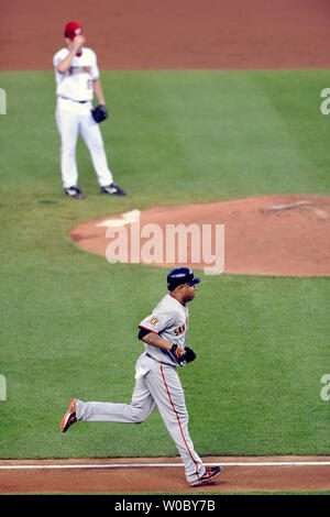 San Francisco Giants dritter Basisspieler Jose Castillo (12) runden die Grundlagen, nachdem er einen 3-run Home Run zu zählen linken Feldspieler Fred Lewis und des Kruges Tim Lincecum im 3. Inning als Washington Nationals Krug Jason Bergmann (57) nimmt seinen Hut auf dem Damm am 6. Juni 2008 in Washington Nationals Park. (UPI Foto/Mark Goldman) Stockfoto