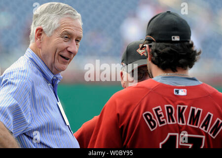 Houston Astros chairman und chief Executive officer Drayton McLane (L) Gespräche mit Houston Astros erste Basisspieler Lance Berkman (R) vor dem Spiel gegen die Washington Nationals am 12. Juli 2008 an den Angehörigen Park in Washington. (UPI Foto/Mark Goldman) Stockfoto