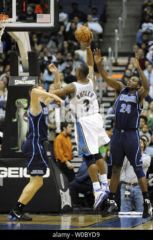 Utah Jazz forward Andrei Kirilenko (L) fouls Washington Wizards, Caron Butler (3) wie er Kerben im 1. Halbjahr im Verizon Center in Washington, D.C. am 12. November 2008. (UPI Foto/Mark Goldman) Stockfoto