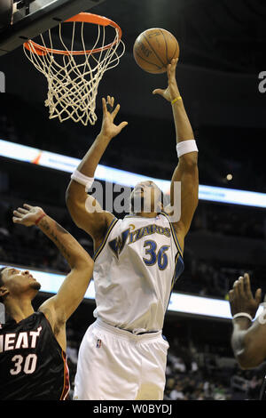 Washington Wizards center Etan Thomas (36) Kerben 2 Punkte in der 1. Hälfte gegen Miami Heat, Michael Beasley (30) Verizon Center in Washington am 18. November 2008. (UPI Foto/Mark Goldman) Stockfoto