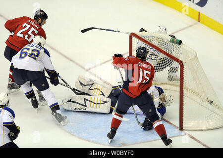 Washington Capitals linken Flügel Viktor Kozlov (25) von Russland Kerben sein zweites Ziel in der zweiten Periode gegen die St. Louis Blues goalie Ben Bischof (30) Am 18. Dezember 2008, im Verizon Center in Washington, D.C. (UPI Foto/Mark Goldman) Stockfoto