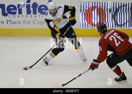 Buffalo Sabres rechten Flügel Ales Kotalik (12) der Tschechischen Republik einen Schuß auf Ziel Brände im 1. Zeitraum gegen die Washington Capitals defenseman Shaone Morrisonn (26) Am 26. Dezember 2008, im Verizon Center in Washington, D.C. (UPI Foto/Mark Goldman) Stockfoto