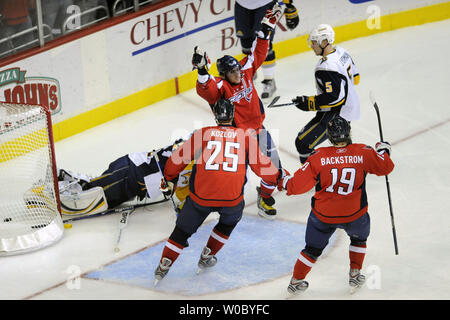 Washington Capitals linken Flügel Alex Ovechkin (8) von Russland wirft seine Arme nach dem Scoring der Hauptstädte" 3 Ziel im 3. Zeitraum als Links Viktor Kozlov (25) von Russland und dem Zentrum Nicklas Backstrom (19) Schweden melden Sie in der Feier gegen die Buffalo Sabres am 26. Dezember 2008, im Verizon Center in Washington, D.C. Die Hauptstädte die Sabre 3-2 besiegt. (UPI Foto/Mark Goldman) Stockfoto