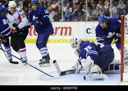 Toronto Maple Leafs goalie Vesa Toskala (35) Finnlands macht ein Speichern von Washington Capitals Schuß linken Flügel Viktor Kozlov (25) von Russland in der 1. Periode gegen xx am 28. Dezember 2008, im Verizon Center in Washington, D.C. (UPI Foto/Mark Goldman) Stockfoto